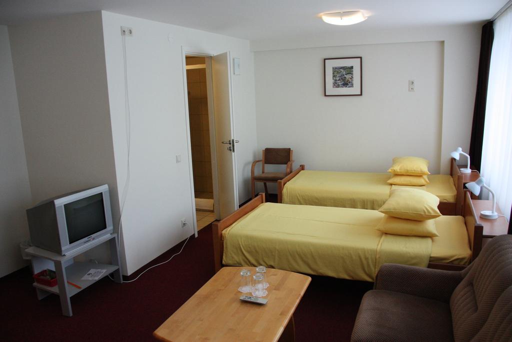 Hotel Madona Luaran gambar