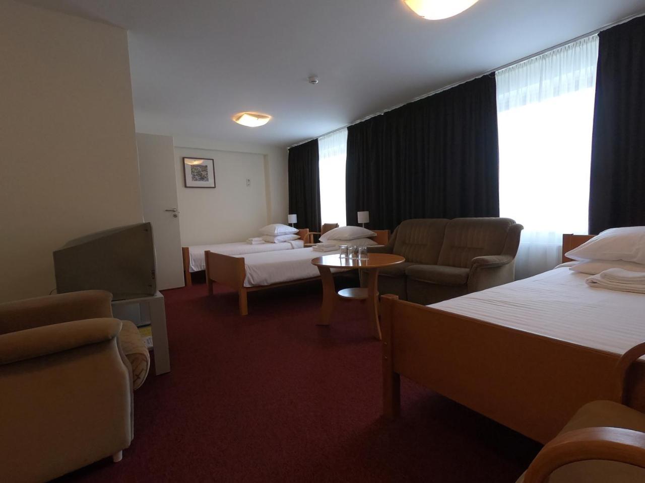 Hotel Madona Luaran gambar